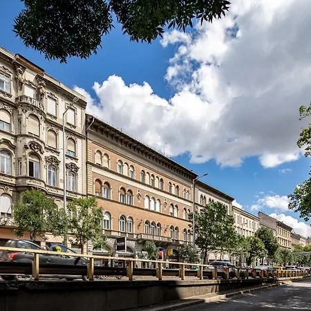 Super - Fresh And Modern * Budapest